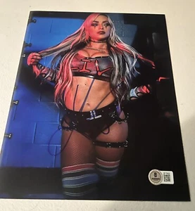Bas Liv Morgan firmato WWE 8x10 Beckett - Foto 1 di 1