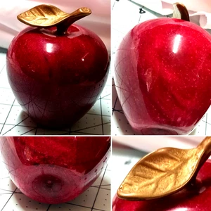 VTG RED ALABASTER MARBLE STONE APPLE W/BRASS LEAF PAPERWEIGHT TEACHERS GIFT - Picture 1 of 8