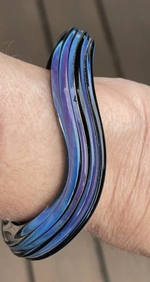 Bracelete de punho de vidro arte vintage azul roxo preto redemoinhos ondulados - Imagem 1 de 4