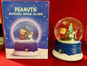 Globo de nieve musical Hallmark Peanuts 50 aniversario Charlie Brown Snoopy - Imagen 1 de 10