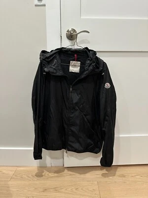 Auténtico cortavientos Moncler para mujer ligeramente usado talla 4 negro Foto 1 de 3
