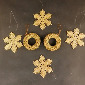 Vintage Set 6 goldfarbene Glitzer Weihnachtsschmuck 4 Schneeflocken 2 Kränze - Bild 1 von 6