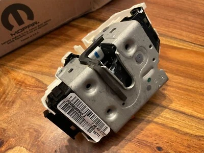 Chrysler Sebring Dodge Avenger NUEVO GENUINO LH cerradura puerta delantera 04589693AD 8C8 Foto 1 de 4