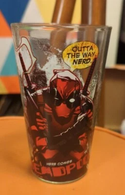 Vaso de pinta Deadpool de Marvel Comics - "Outta The Way Nerd" Envío gratuito  Foto 1 de 3
