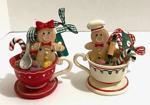 MR. & MRS. PAN DE JENGIBRE EN TAZA DE TÉ, ADORNO COLGANTE, 3.25"L x3"w - Imagen 1 de 1