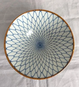 VINTAGE JAPANESE FISHNET BOWL BLUE AND WHITE PORCELAIN TRADITIONAL DECORATIVE - Picture 1 of 5