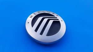 05 06 07 MERCURY MONTEGO REAR GATE LID CENTER EMBLEM LOGO BADGE USED OEM B20 - Picture 1 of 3