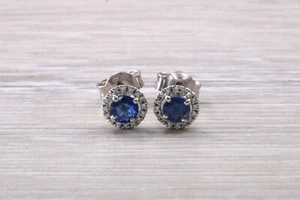 Conjunto de aretes de oro blanco de 18 quilates con halo de diamantes y zafiros azules - Imagen 1 de 7