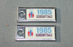 1985 Quebec Canadá conjunto par de amplificadores de guerra mini placa llavero etiqueta - Imagen 1 de 2