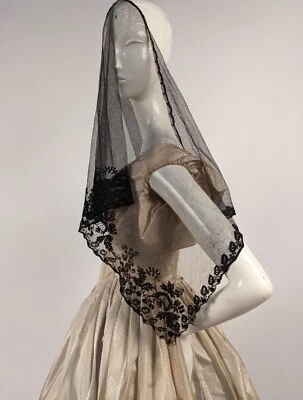 VELO GORRO DE TUL DE SEDA BORDADO A MANO PRE GUERRA CIVIL CON PATRONES FLORALES Foto 1 de 4