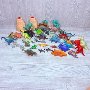 Lotto giocattoli dinosauri, alberi, vulcani e balene vintage e nuovi play toys - Foto 1 di 11