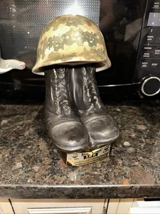 Jim Beam Militär Armee Stiefel und Helm Dekanter Bourbon Whiskey Leerflasche - Bild 1 von 5