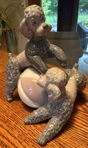 Lladro #1258 Barboncini che giocano con beachball "Cani da gioco" finitura lucida, ritirato - Foto 1 di 6