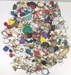 Orecchini singoli senza pari piercing clip vite tutti vintage alcuni marcati lotto 250+ - Foto 1 di 11