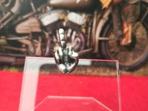 Insigne en métal (Fixation pin's) représentant un doigt d'honneur📌4a. - Picture 1 of 2