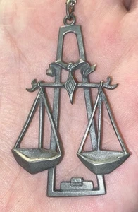 Vintage 70’s Pewter Waage Sternzeichen Anhänger Halskette signiert Kathedrale - Bild 1 von 10
