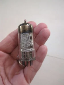 EF40 VALVO Radio TUBE New/Old Stock DY L9 R~ 443 Not Tested - Picture 1 of 11