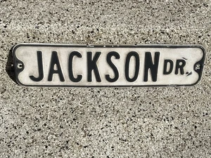 Vintage Heavy Metal Jackson Drive Straßenschild Original geprägter Schriftzug 6"×24 - Bild 1 von 2