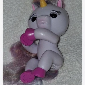 WowWee Fingerlings Interactive Baby Unicorn Gigi White Rainbow Mane - Picture 1 of 4