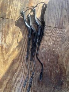 08-09 Pontiac G8 SS Caprice PPV OEM Conjunto de brazo limpiaparabrisas delantero - Imagen 1 de 3