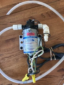 Bomba de demanda Shurflo 8005-733-155 1,5 gpm 60 psi, 1/2" MPT, 115 VAC W cables - Imagen 1 de 8