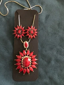 Lovely RED Acrylic Stone Starburst 23” Gold Tone Pendant Necklace & Earrings Set - Picture 1 of 5