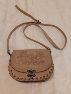 Bandolera pequeña de cuero con diseño floral en relieve con cierre de cierre de pestillo de latón - Imagen 1 de 13