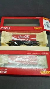 2 X HORNBY R.6934 COCA-COLA LONG WHEELBASE BOX VANS UNUSED MINT BOXED - Imagen 1 de 8