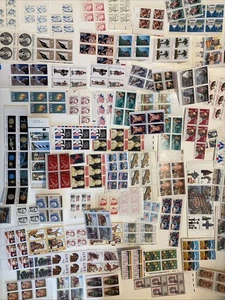 Collezione Francobolli Lotto Di Centinaia Vacanze Animali Luoghi Persone USATI  - Foto 1 di 24