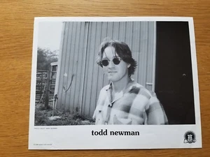 TODD NEWMAN 8x10 BLANCO Y NEGRO Foto de Prensa Años 90 CANTANTE COMPOSITOR ROCK POP INDIE - Imagen 1 de 4