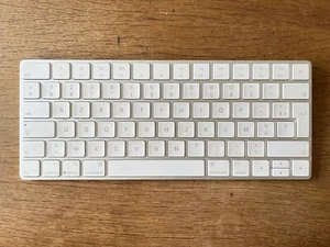 Apple Magic Keyboard Model A1644 - French (Azerty) - Not working, for parts - Picture 1 of 4