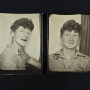 2 Vintage Photobooth Fotos alberner junger Mann mit roten Haaren und Sommersprossen - Bild 1 von 5