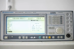 Rohde & Schwarz SMIQ 03b 300Khz - 3300Mhz - Bild 1 von 9