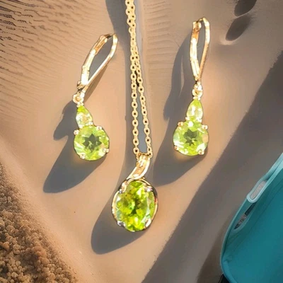 Conjunto festivo de peridoto de Manchuria GOS con colgante, collar de 18", pendientes colgantes, nuevo en paquete Foto 1 de 4