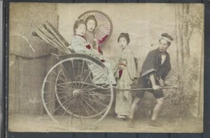 1890 JAPAN , CARRIAGE TRANSPORTATION OF JAPANESE GEISHAS VINTAGE ALBUMEN PRINT - Picture 1 of 2