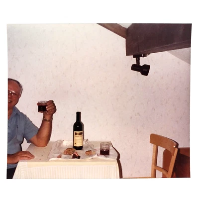 Foto cortada comendo bolo e vinho década de 1990 encontrada fora do quadro homem instantâneo B3333 - Imagem 1 de 2