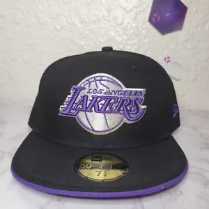 LOS ANGELES LAKERS NBA NEW ERA 59FIFTY SOMBRERO/GORRA AJUSTADO NEGRO Y PÚRPURA NUEVO CON ETIQUETAS 7 1/4 - Imagen 1 de 3