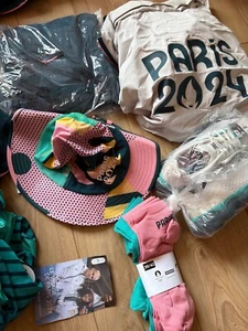 Official 2024 Paris Olympics / Paralympics Volunteer COMPLETE Uniform - Picture 1 of 4