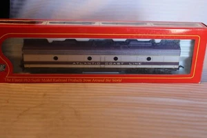HO Scale IHC, E8-B Diesel Locomotive, Atlantic Coast Line, Purple, #6145 - Picture 1 of 4