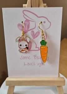Pendientes de Pascua hechos a mano de conejo y zanahoria en ganchos dorados - Imagen 1 de 3