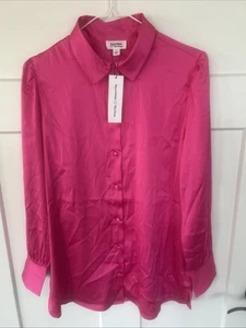 Nuovo con etichetta! Camicetta "The Drop" Lucy Whims LS rosa caldo, colletto, bottoni completi davanti foto - Foto 1 di 9