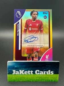 2025-26 Topps Premier League EPL - Rio Ngumoha #AC-RNG Gold Rainbow RC Auto /50 - Bild 1 von 2