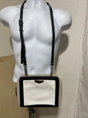 Cartera Bandolera Simply Vera Wang Tri Tono Cuero PU Blanca/Bronceada/Negro Foto 1 de 4