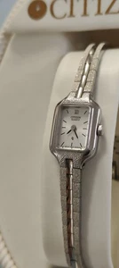 Reloj de vestir analógico de cuarzo tono plateado de acero inoxidable para mujer Citizen EH3850-53A - Imagen 1 de 16