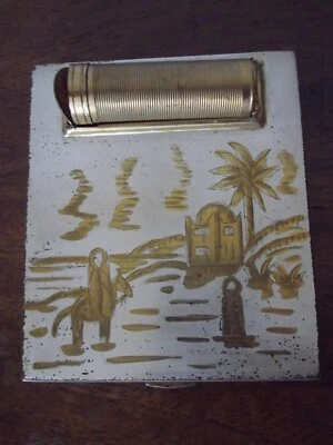 Ancien Poudrier et rouge à lèvres, Années 40. Décor Orientaliste - Photo 1/3