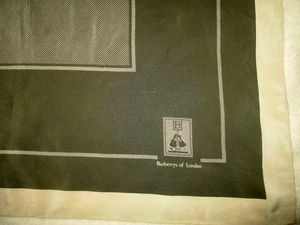 - BURBERRYS of London foulard en soie TBEG vintage Scarf 71x71 cm - Picture 1 of 4