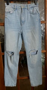 VGC Ladies BERSHKA Light BLUE BLEACH Wash Ripped Knee FRAYED MOM Jeans W26” L28” - Picture 1 of 7