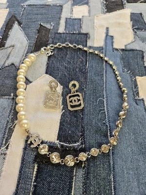 Gargantilla de plata con diamantes de imitación de perlas collar de diseñador con conjunto de pendientes Foto 1 de 4