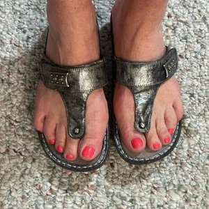 ALEGRIA Carina Size 7 - 7.5 / EU 38 Leather Thong Sandal Pewter Tumble Black Sil - Picture 1 of 11
