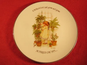10.5" Porcelain Collector Plate MOTHER'S DAY 1975 Holly Hobbie - Picture 1 of 2
